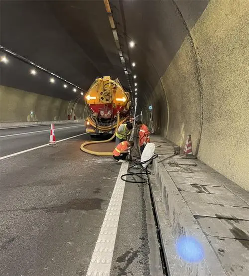 安义隧道排水渠清淤